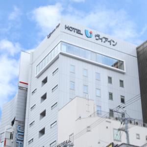 大阪市にあるヴィアイン梅田（ＪＲ西日本グループ）のホテルの看板が目印の建物