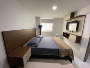 Postel nebo postele na pokoji v ubytování Conquistadores Romantic, Medellín