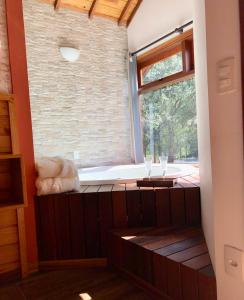 Habitación con ventana y 2 copas de vino en Afha 48 en Monte Verde