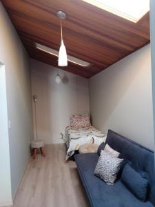 Pousada La Casona في تيباجي: غرفة معيشة مع أريكة وسرير