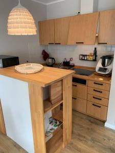 a kitchen with a wooden island with a counter top at Sonniges Stadt-Apartment in ruhiger Parklage in Bad Segeberg