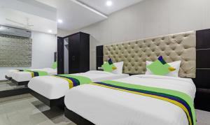 Treebo Kruthika Residency客房内的一张或多张床位