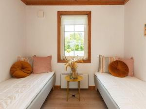 En eller flere senge i et værelse på Holiday home Svendborg XIII