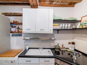 A kitchen or kitchenette at Holiday Home Gioiella near Trasimeno Lake
