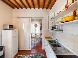 A kitchen or kitchenette at Holiday Home Gioiella near Trasimeno Lake