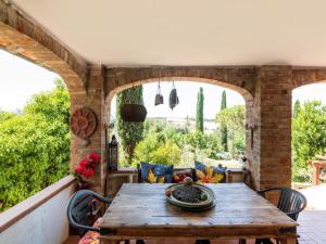 A balcony or terrace at Holiday Home Gioiella near Trasimeno Lake