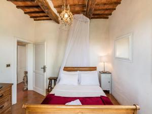A bed or beds in a room at Holiday Home Gioiella near Trasimeno Lake