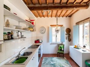 A kitchen or kitchenette at Holiday Home Gioiella near Trasimeno Lake