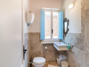 A bathroom at Holiday Home Gioiella near Trasimeno Lake