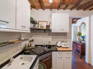 A kitchen or kitchenette at Holiday Home Gioiella near Trasimeno Lake