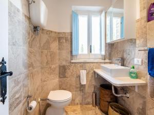 A bathroom at Holiday Home Gioiella near Trasimeno Lake