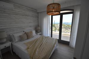 Un pat sau paturi într-o cameră la Harmony Villa