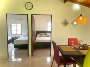 Pokój ze stołem, łóżkiem i lustrem w obiekcie SALMA HOTEl w mieście San Gil