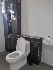 Ett badrum på Modern 4BR Double Storey @ Setia Alam