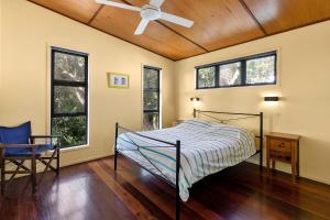 Ένα ή περισσότερα κρεβάτια σε δωμάτιο στο COASTING - Straddie Style Beach House