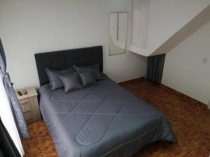 ein Schlafzimmer mit einem großen Bett in einem Zimmer in der Unterkunft Habitación Privada Cerca al Aeropuerto y Terminal in Bogotá