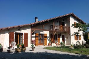 uma grande casa com um alpendre e uma varanda em Les Arums de Sanguinet em Sanguinet