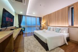 TV a/nebo společenská místnost v ubytování PLAAI Prime Hotel Rayong SHA Extra Plus