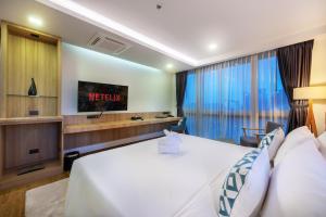 TV a/nebo společenská místnost v ubytování PLAAI Prime Hotel Rayong SHA Extra Plus