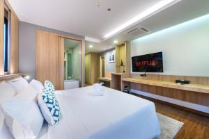 TV a/nebo společenská místnost v ubytování PLAAI Prime Hotel Rayong SHA Extra Plus