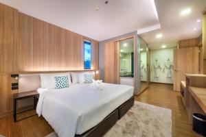 Postel nebo postele na pokoji v ubytování PLAAI Prime Hotel Rayong SHA Extra Plus