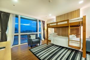 Postel nebo postele na pokoji v ubytování PLAAI Prime Hotel Rayong SHA Extra Plus
