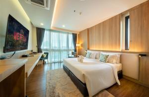 TV a/nebo společenská místnost v ubytování PLAAI Prime Hotel Rayong SHA Extra Plus