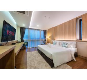 Postel nebo postele na pokoji v ubytování PLAAI Prime Hotel Rayong SHA Extra Plus