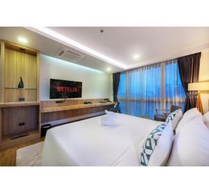 TV a/nebo společenská místnost v ubytování PLAAI Prime Hotel Rayong SHA Extra Plus