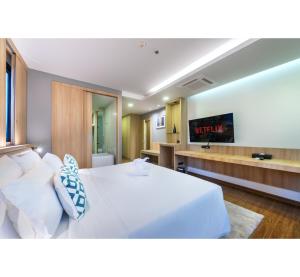 TV a/nebo společenská místnost v ubytování PLAAI Prime Hotel Rayong SHA Extra Plus