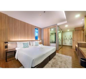 Postel nebo postele na pokoji v ubytování PLAAI Prime Hotel Rayong SHA Extra Plus