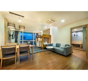Posezení v ubytování PLAAI Prime Hotel Rayong SHA Extra Plus