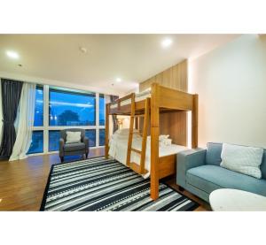 Postel nebo postele na pokoji v ubytování PLAAI Prime Hotel Rayong SHA Extra Plus