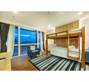 Postel nebo postele na pokoji v ubytování PLAAI Prime Hotel Rayong SHA Extra Plus