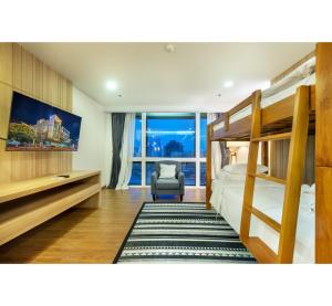 Postel nebo postele na pokoji v ubytování PLAAI Prime Hotel Rayong SHA Extra Plus