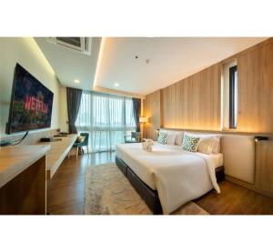 Postel nebo postele na pokoji v ubytování PLAAI Prime Hotel Rayong SHA Extra Plus