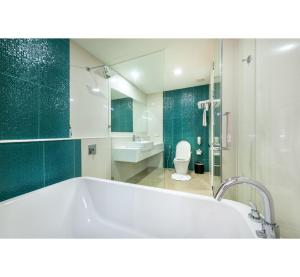 Koupelna v ubytování PLAAI Prime Hotel Rayong SHA Extra Plus