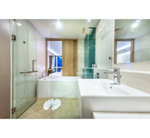 Koupelna v ubytování PLAAI Prime Hotel Rayong SHA Extra Plus