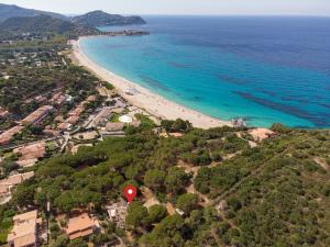 una vista aérea de una playa con un marcador rojo en Sardinia SPA Apartment, en Geremèas