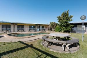 a picnic table in front of a building at Boomerang Hotel in Mackay