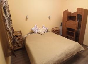 Un dormitorio con una cama con dos almohadas encima. en City Lights Apartman, en Keszthely
