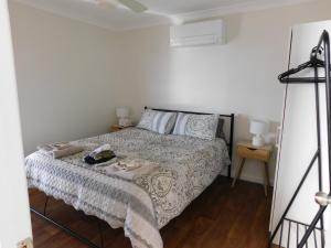 Hillview, a quiet country escape with views.客房内的一张或多张床位