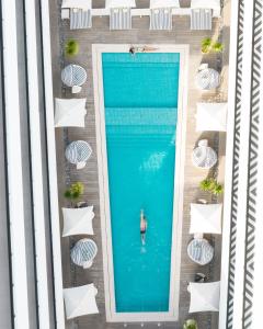 - une vue sur la piscine avec une personne dans l'eau dans l'établissement Coast Boracay, à Boracay