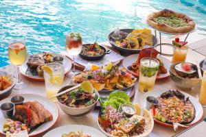 una tavola piena di piatti di cibo accanto all’acqua di Coast Boracay a Boracay