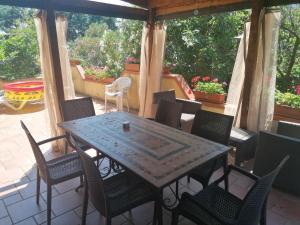 einen Tisch und Stühle im Freien auf einer Terrasse in der Unterkunft Casa delle Rose Appartamento Gelsomino in San Mauro Pascoli