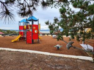 Zona de joacă pentru copii de la Iron Creek Bay Estate
