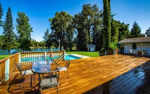 Luxury Riverside Estate - 3BR Home or 1BR Cottage or BOTH - Sleeps 14 - Swim, fish, relax, refresh 내부 또는 인근 수영장