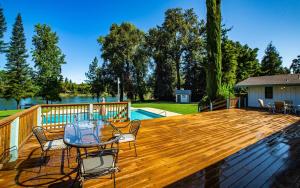 Bazen u objektu Luxury Riverside Estate - 3BR Home or 1BR Cottage or BOTH - Sleeps 14 - Swim, fish, relax, refresh ili u blizini