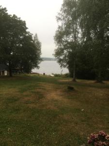 um grande pátio com vista para a água em Hiekkaranta Bed & Breakfast em Kuortane