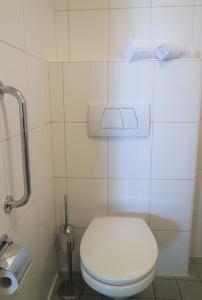 łazienka z białą toaletą w kabinie w obiekcie Seaview, Deurloo 53-12 Cadzand w mieście Cadzand